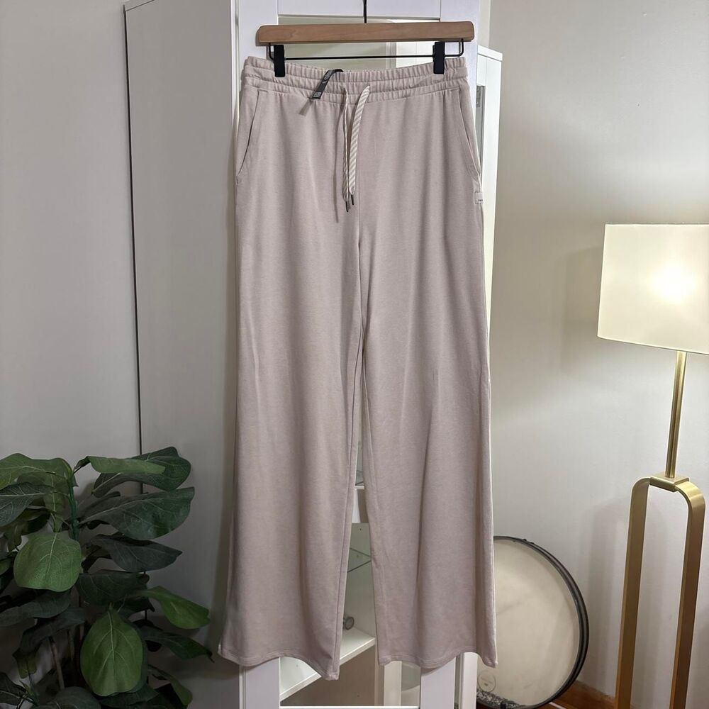 Vuori Essential Wideleg Pant in Ecru Heather size Small Regular Length